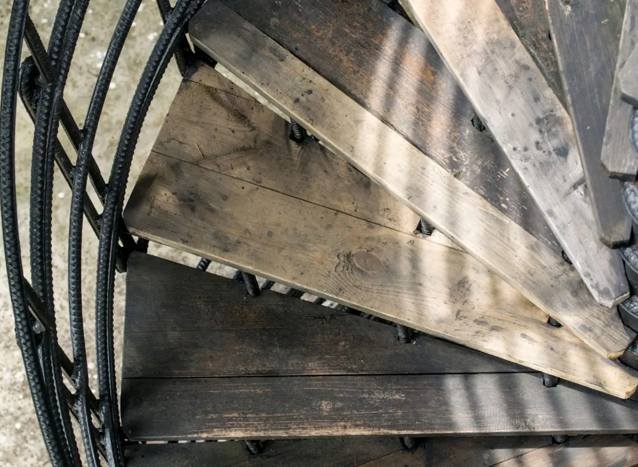 Detail dřevěných schodů s kovovými nosiči pro renovaci