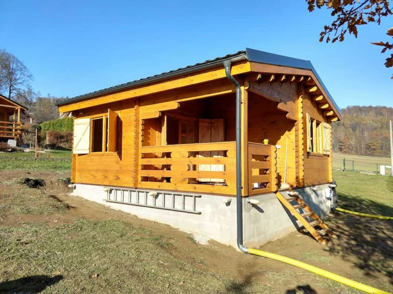 Dřevěný dům na svahu s podkrovím a schodištěm