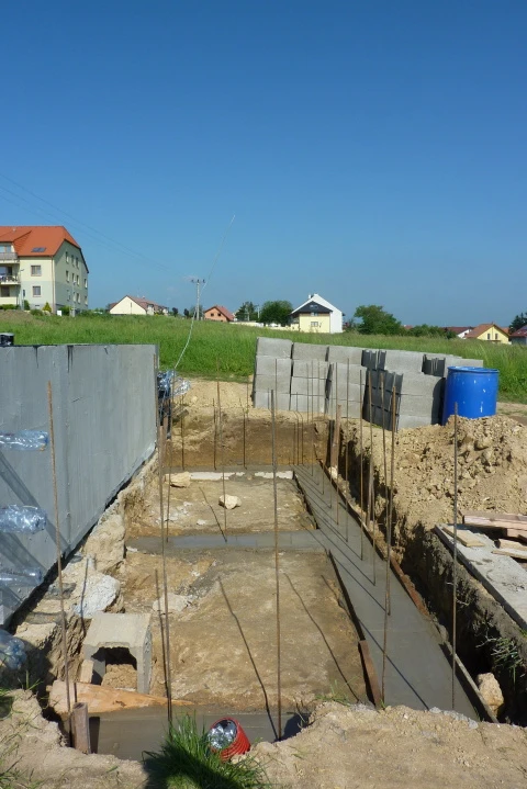Základní deska terasy s výztuží před betonováním