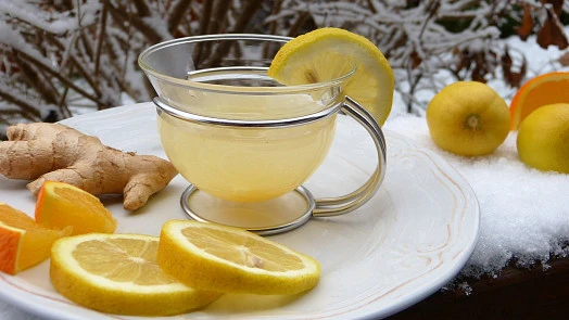 Šál zázvorové limetkové čaje s citrony na sněhu