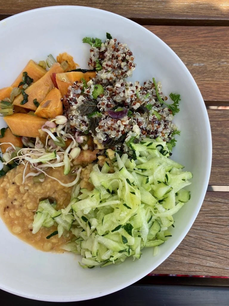 Zdravá vegetariánská miska s kvinoou a dýní.