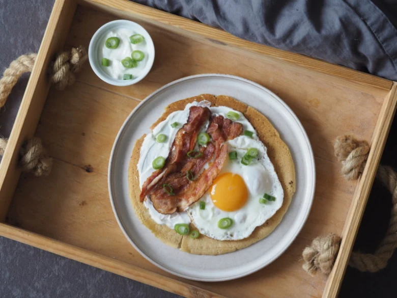 Slaný recept s kukuřičnou moukou: vajíčko, slanina a cibulka.