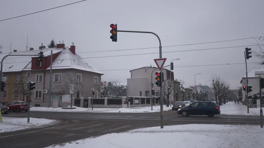 Zimní dopravní křižovatka s sněhem na ulici