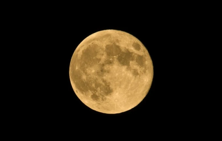 Plný měsíc na tmavé obloze pro lunární kalendář.