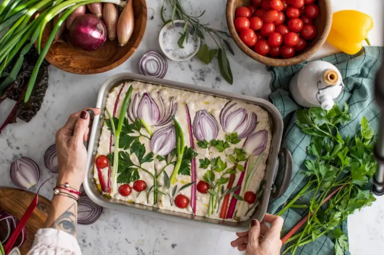 Veganský recept s čerstvými zeleninovými dekoracemi na pečení.