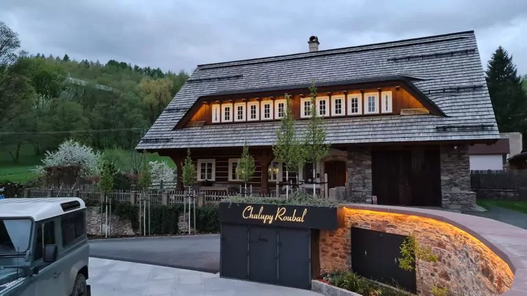 Dřevěná chalupa s břidlicovou střechou ukazuje vhodnost došků.