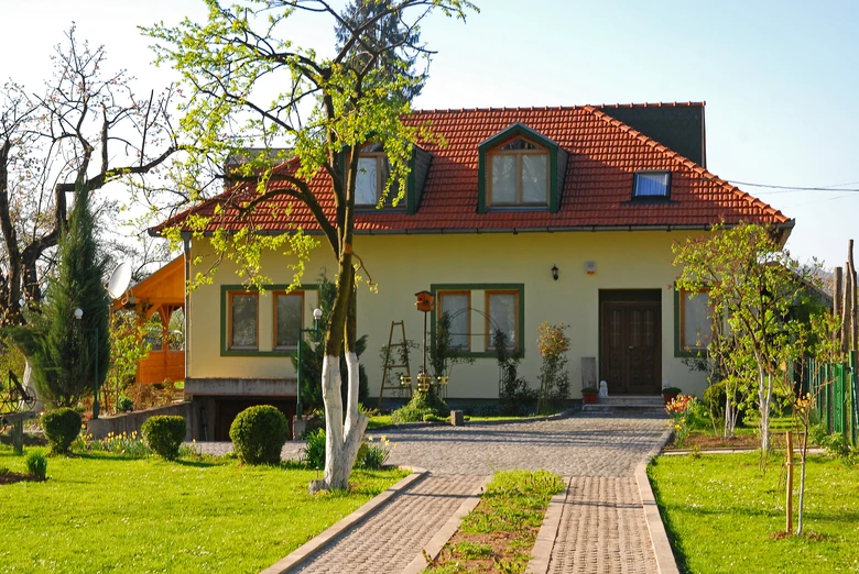 Dům s parkovacím prostorem před domem