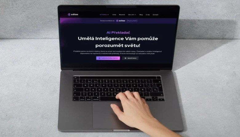 Laptop s překladovým nástrojem umělé inteligence v češtině.