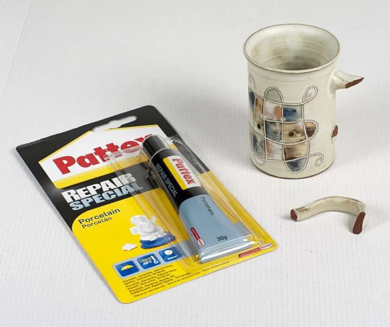 Sada na opravu porcelánu s odlomeným uchem šálku.