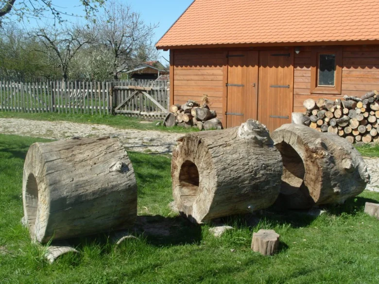Dřevěné dřevo pro děti v zahradě s dřevěnou stodolou.