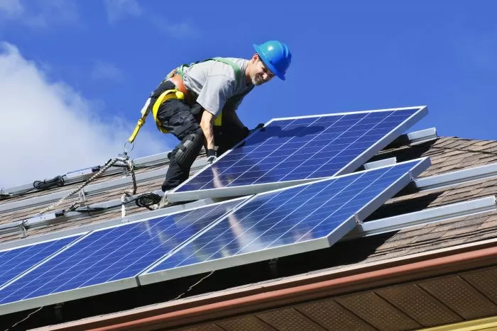 Instalace fotovoltaických panelů na střechu domu