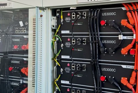 Baterie pro solární systém v elektrickém skříni.