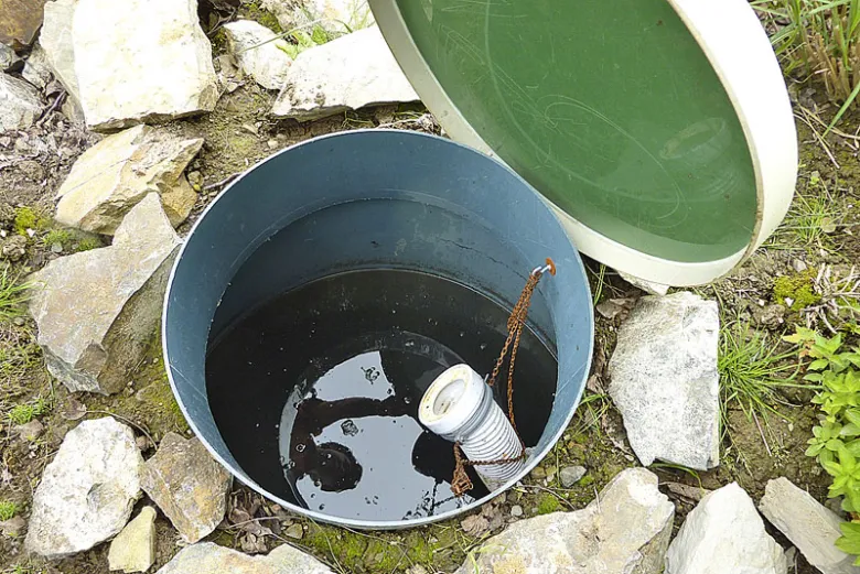 Domácí septik z plastové nádoby s filtrem a čistou vodou