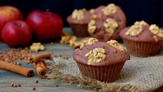 Čokoládové muffiny s vlašskými ořechy a jablky
