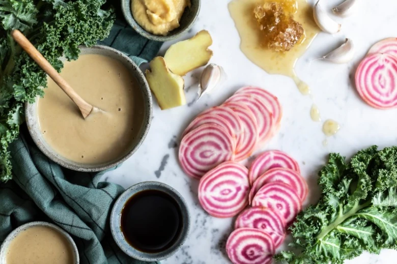 Suroviny na rychlé veganskou polévku s řepou a kapustou.
