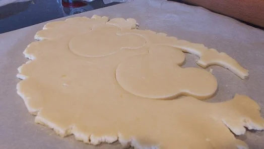 Vyřezané tvarované těsto na cukroví s motivem Myši.