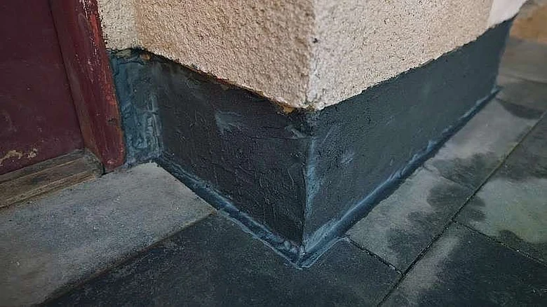 Zakrytý sokl proti vlhkosti černou izolací