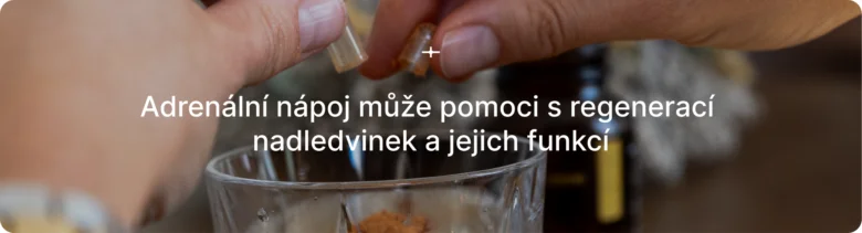 Ruce nalévají doplněk do sklenice pro podporu nadledvinek.