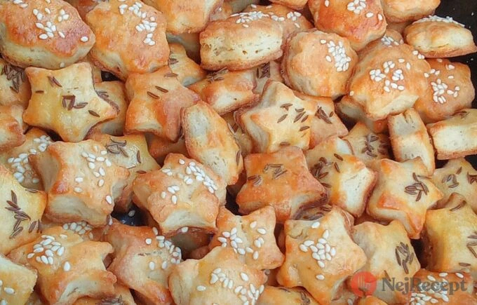 Zlatohnědé hvězdicovité slané sušenky s sezamem na oslavu.